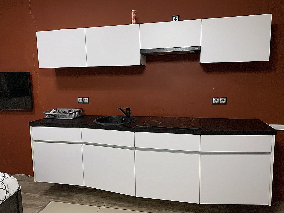 Balatonalmádi – szoba nagyméretű konyhapulttal