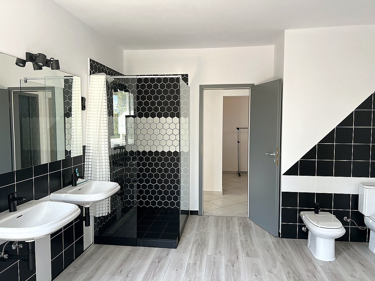 Fürdő – zuhany, dupla mosdó